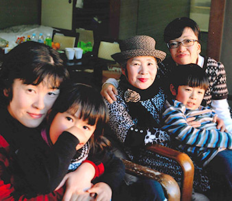 鈴木さんと家族の写真