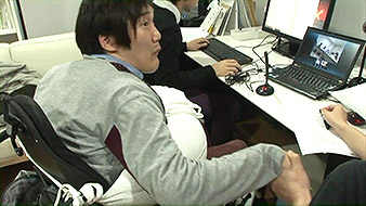介助者とパソコン作業中の天畠さんの写真
