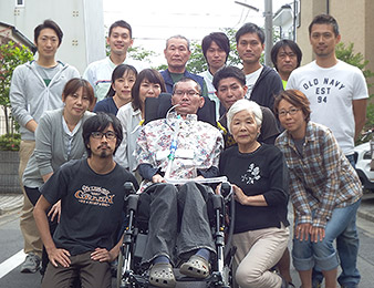 岩下さんと支援者、家族の集合写真