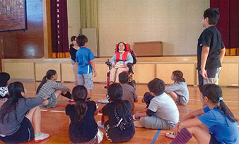 子ども達と話す阿賀さんの写真