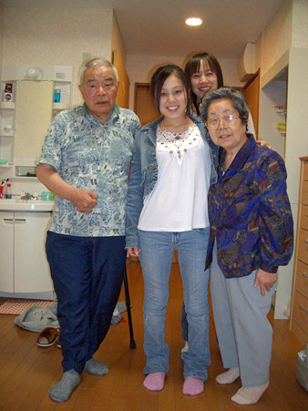 ご両親と岸本さんの写真