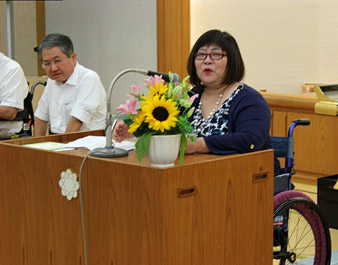 玉木さんの開いた発表会で自身の体験を仲間に語る女性