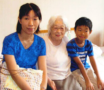 伊藤さんの亡くなったお母様とご家族の写真