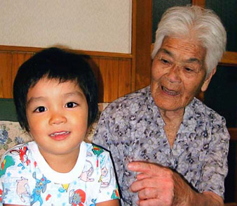 黒木さんのお孫さんと認知症のお母様の写真