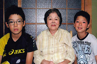 黒木さんとお孫さん２人との写真