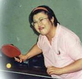 卓球をする柳岡さんの写真