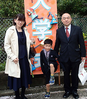 息子さんの入学式で家族３人の記念写真