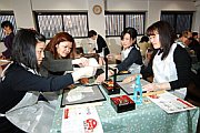 写真：ほほえみの会の活動。京都の銘菓作り。