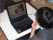 写真：子どもたちにパソコンを指導