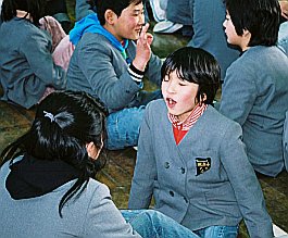 写真:相手の口の動きを読み取る子ども