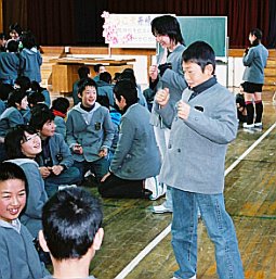 写真：ジェスチャーする子ども 