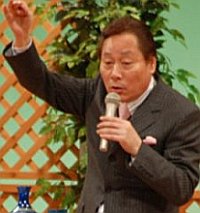 写真:大きな身ぶり手ぶりをまじえて講演するヨネスケさん
