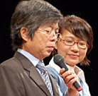 写真：講演する足立 昭一さんと妻の由美子さん