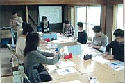 写真:軽作業をするスタッフたち
