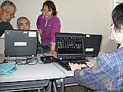 写真：画面読上げソフトを使った音声パソコンで視覚障害者の生活支援