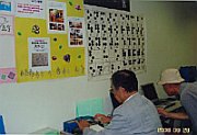 写真:点訳による視覚障害者への情報提供