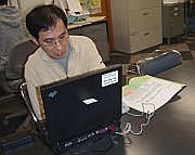 写真:パソコンを利用している様子