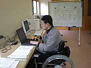 写真：障害者の就労のためのパソコン指導