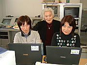 写真:点訳による視覚障害者への情報提供