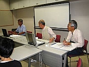 写真:画面読上げソフトを使って音声パソコンで視覚障害者の生活支援