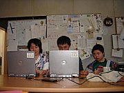 写真:パソコンで情報収集する様子