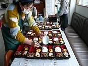 写真：お弁当を作っている様子