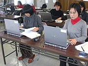写真：パソコンで点訳作業に取り組むメンバー