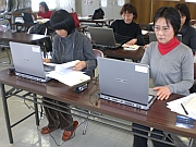 写真:パソコンで点訳作業に取り組むメンバー