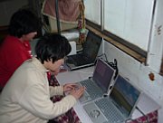 写真：利用者がパソコンを使っている様子