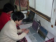 写真:利用者がパソコンを使っている様子