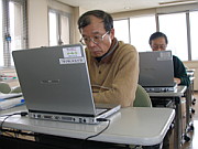 写真:パソコンを使用している様子