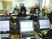 写真:メンバー数人がパソコンを使って要約筆記の練習中