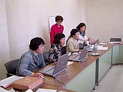 写真:パソコンを使用している様子