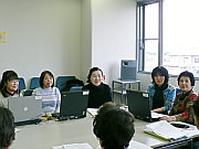 写真:パソコンを使用している様子