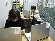 写真:パソコンを使用している様子