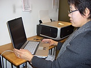 写真:パソコンを使用している様子