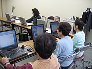 写真：パソコン教室の様子。利用者がパソコンで文字の入力を練習中