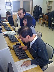 写真:パソコンで文字入力を練習している様子