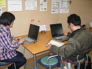 写真:パソコンを使用している様子
