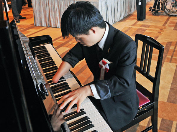 鈴木さんピアノ演奏