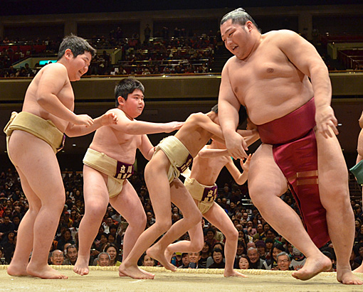 写真：遠藤関が、ちびっこ力士3人に稽古をつけている。