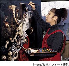 写真:創作中の八代さん(ミリオンアート提供)
