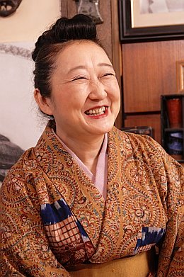 写真:優しい笑みの鶴英さん。着物を着ている