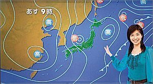 写真：天気図をまえに、気象情報を伝えている なからいさん