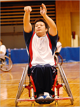 写真：シュート練習をする きょうやさん