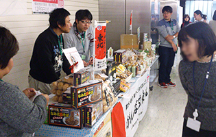 写真:販売会の会場