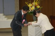 写真:最優秀の横田さんに賞状が手渡される