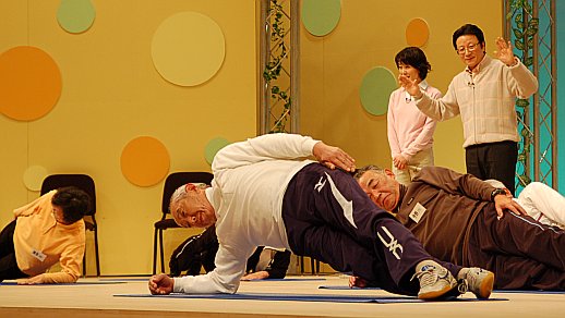 写真:体操をする地元のお年寄りたち