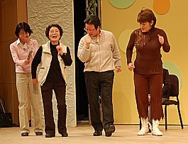 写真:湯浅さんの指導を受けて、お年寄りや山田邦子さんがウォーキングの練習