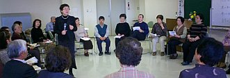 写真:参加者が輪になってワークショップ
